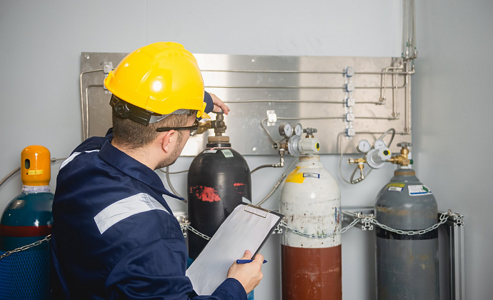 Аппаратчик по производству синтетических клеящих смол